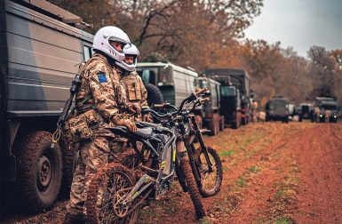 Moto électrique : le Sur Ron Firefly séduit l’armée britannique