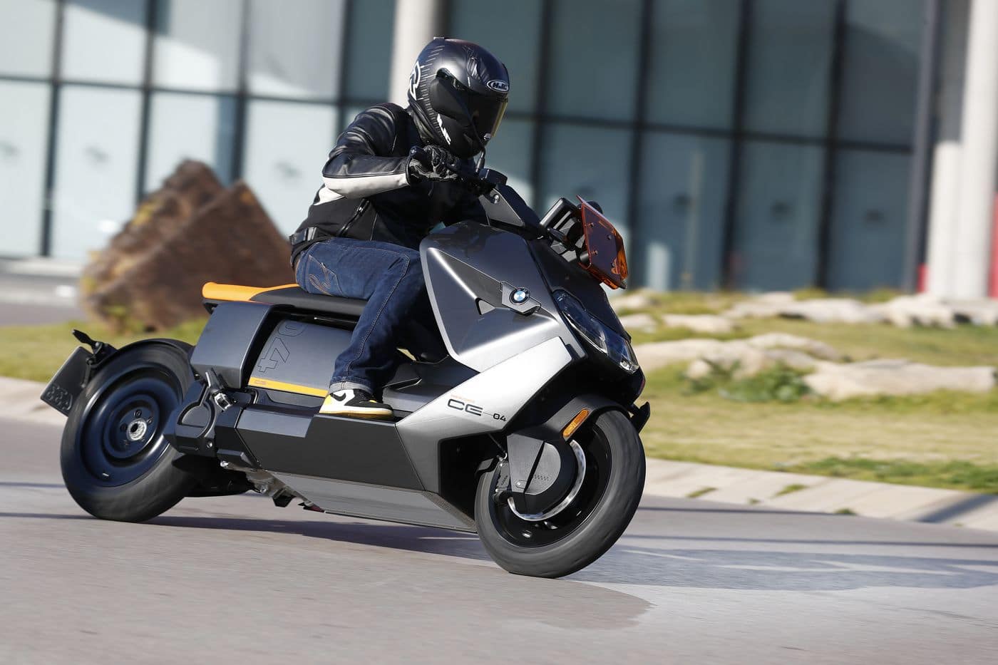 BMW CE 04 : le maxi-scooter électrique fait un énorme carton en France