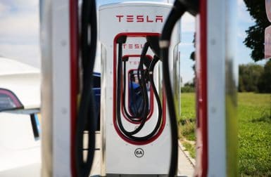 Les superchargeurs Tesla s’ouvrent aux motos électriques