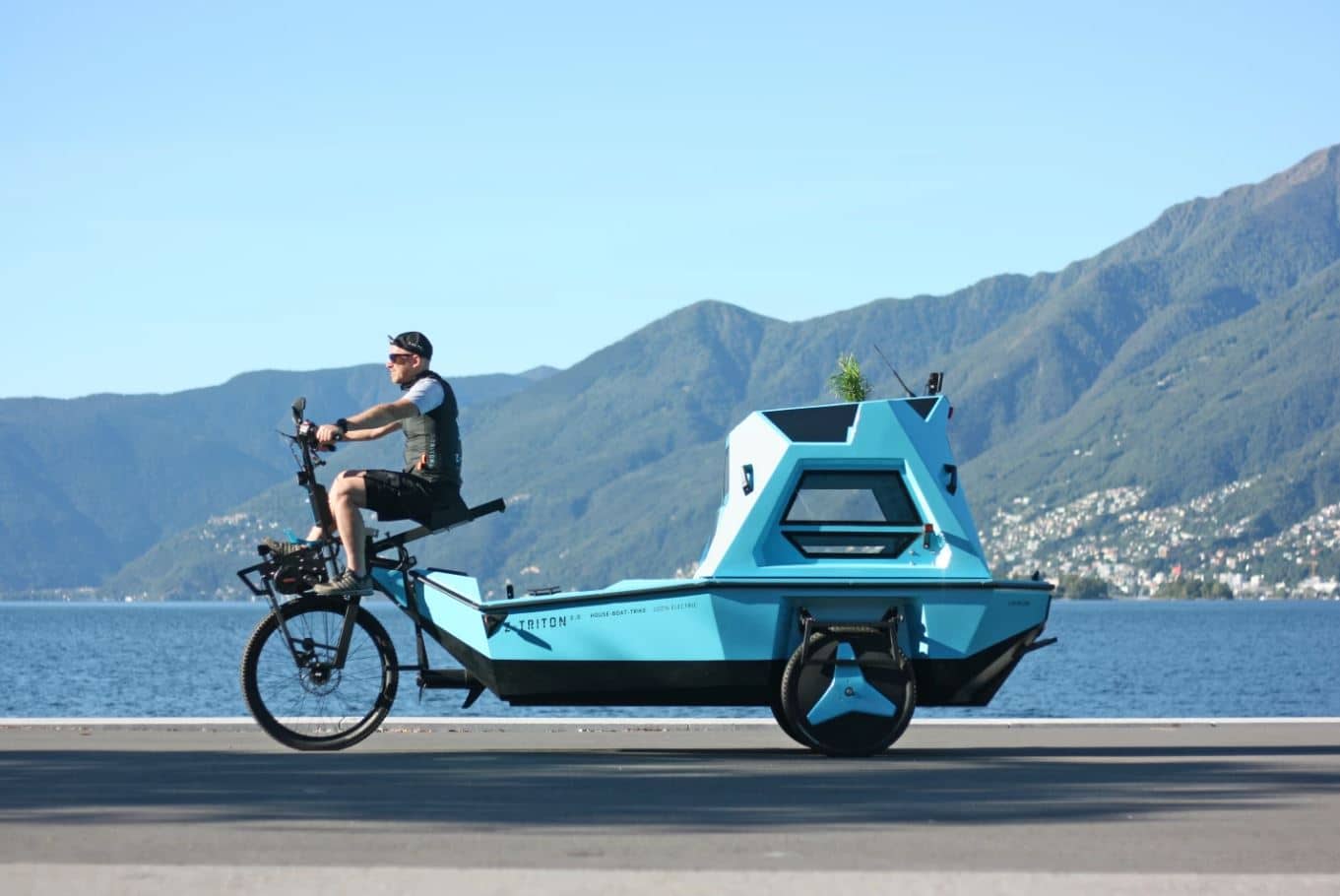 Cet improbable tricycle camping-car est aussi amphibie