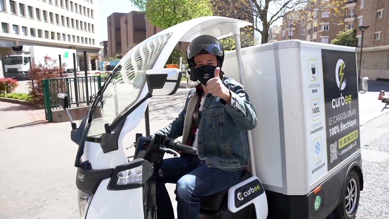 Avec son scooter électrique à trois roues, Curbee veut révolutionner la logistique urbaine