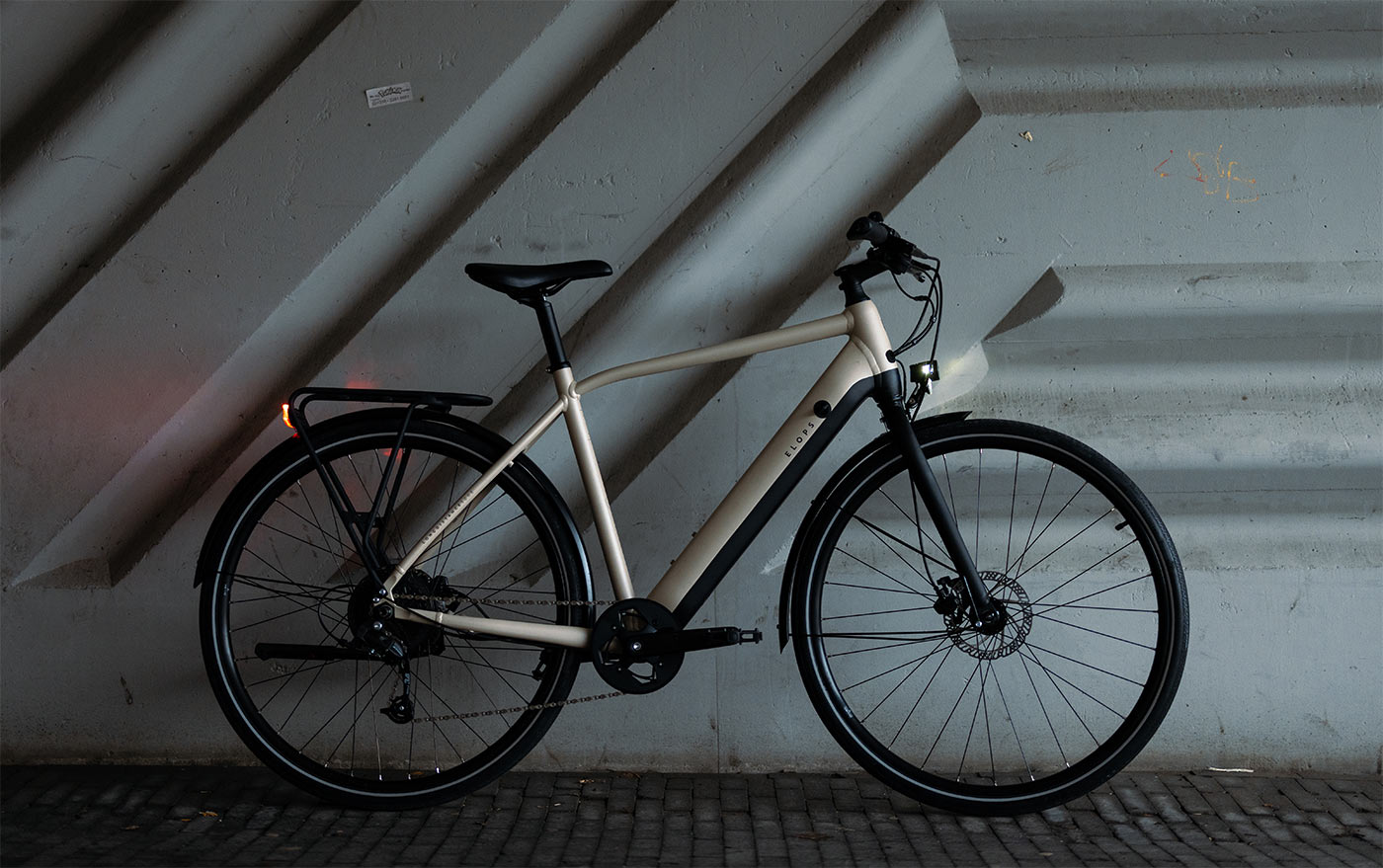 Salida Groseramente Permanentemente B'Twin LD 500 E : le nouveau vélo électrique de Decathlon associe petit  prix et grande autonomie - Cleanrider