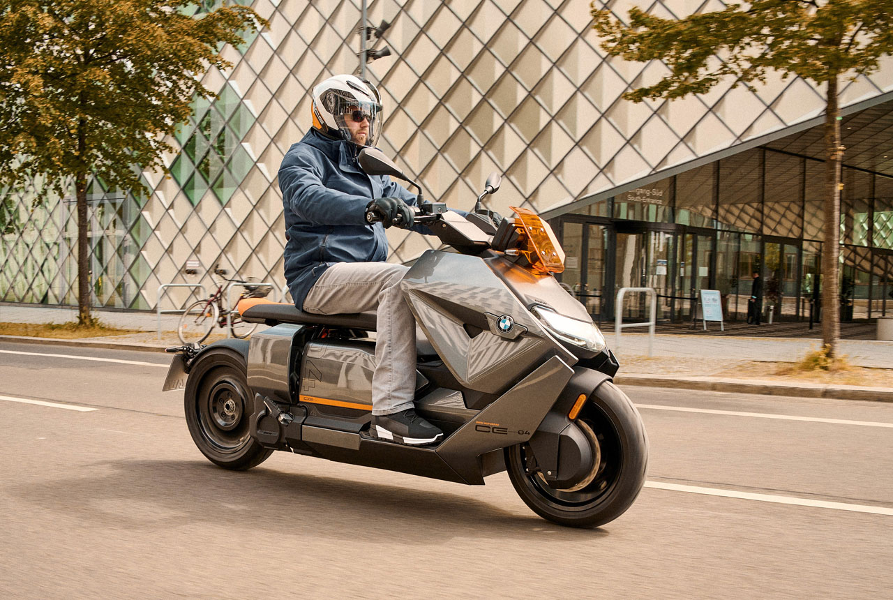 BMW CE-04 : le maxi scooter électrique au rappel pour une raison ridicule