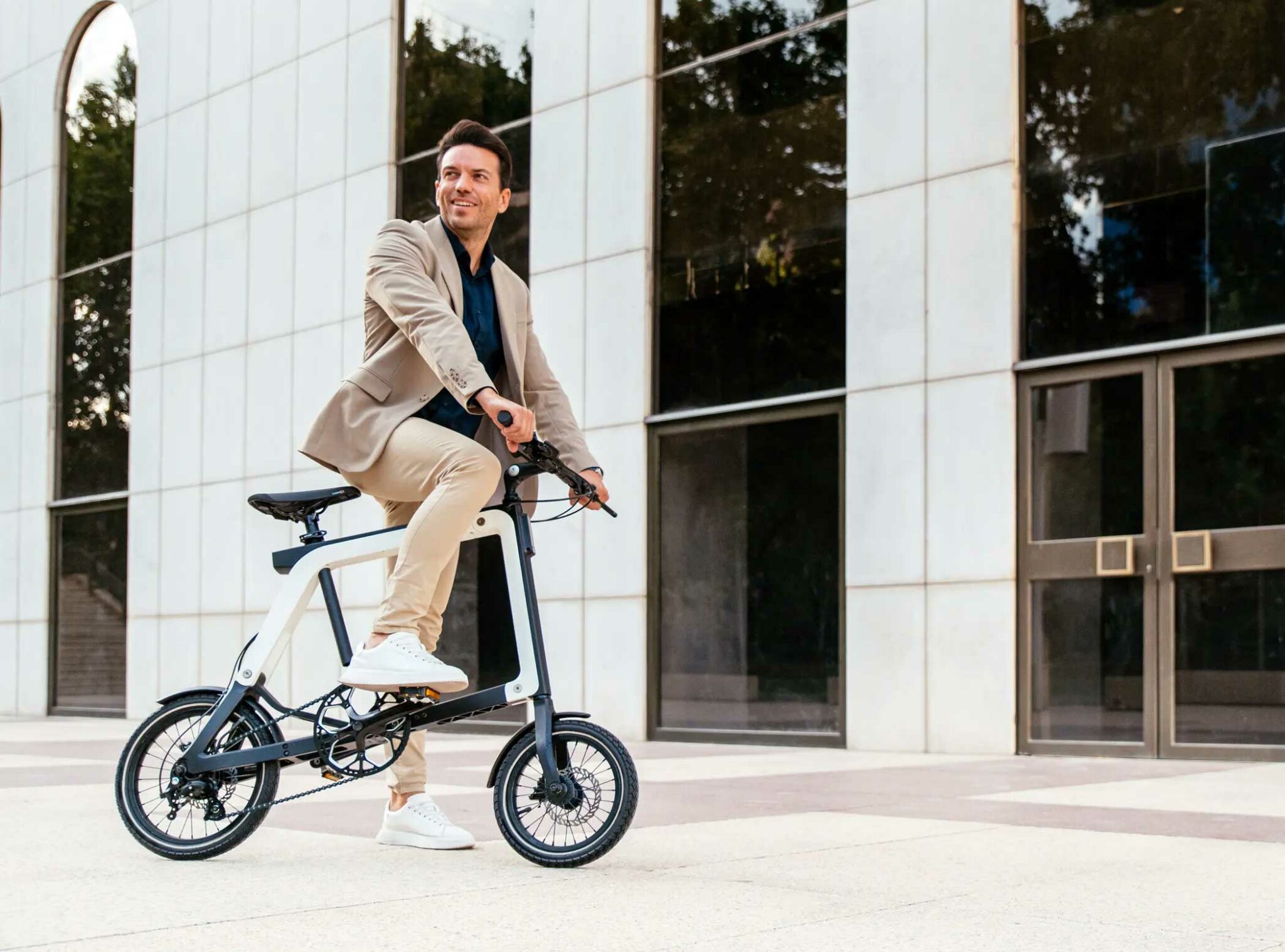 Ultraléger, ce vélo électrique de poche se plie en 1 seconde chrono