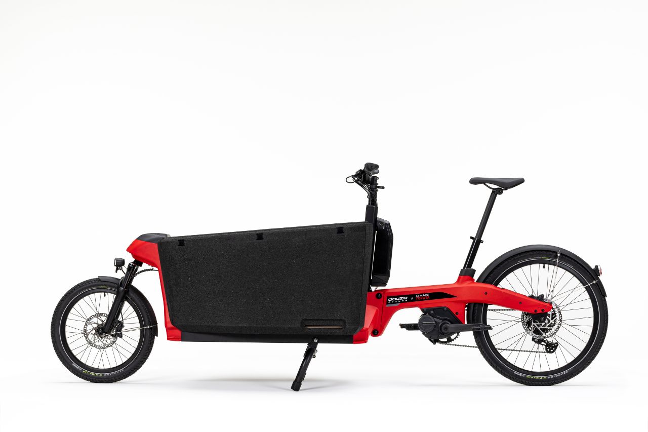 Le vélo-cargo DOUZE Cycles x Toyota de profil