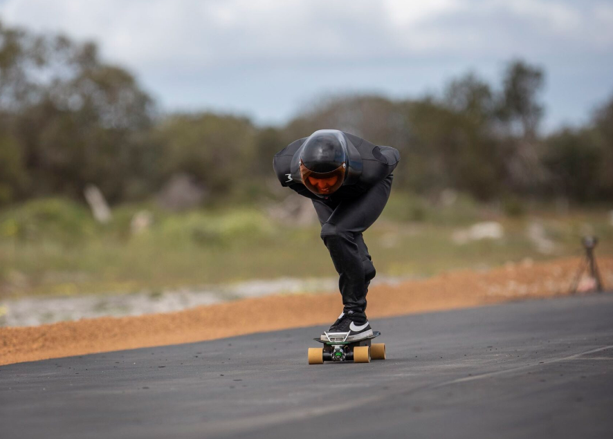 Impressionnant, ce skateboard électrique roule à 132 km/h !