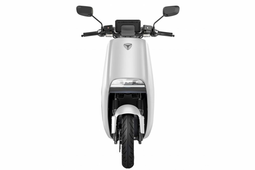 Le scooter électrique Yadea G5 pro de face