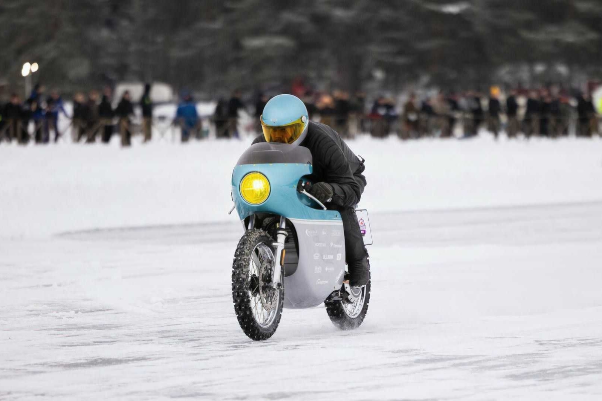 Cette moto électrique décroche un record du monde de vitesse sur glace