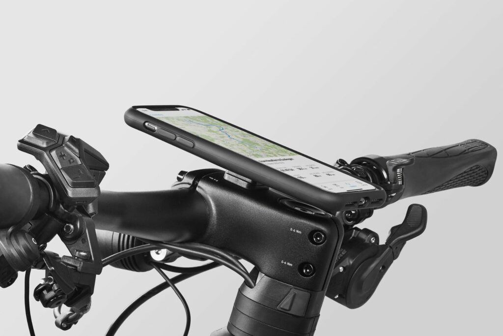 L'utilisateur du vélo pour le connecter à son smartphone, puis fixer sur le support intégré SP Connect Smartphone Mount