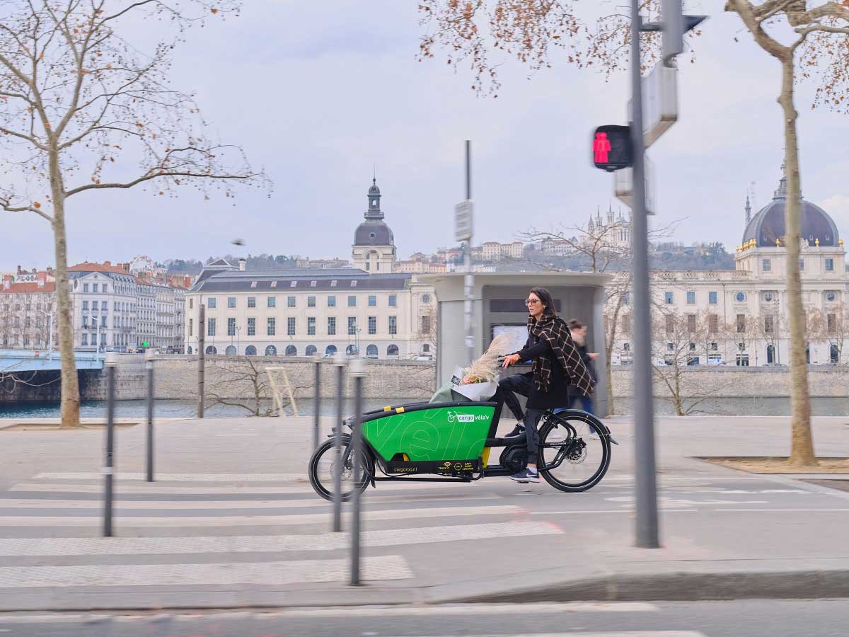 Lyon teste ses premiers vélos-cargos électriques en libre-service