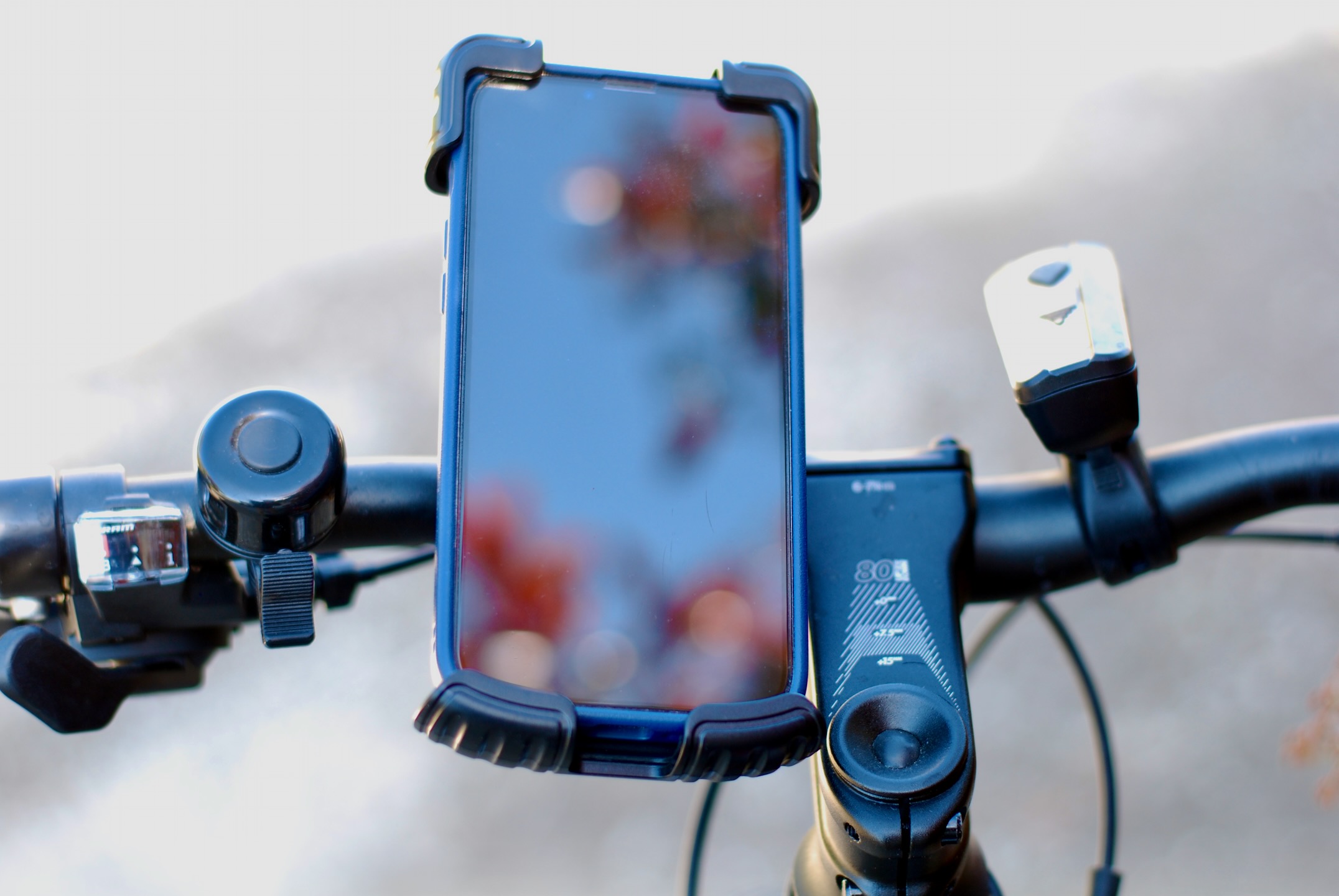Cozycase Support iPhone 14 Velo Moto Etanche - Metal Suport Telephone Vélo  Route/VTT/Scooter/Trotinette/Guidon/Bicyclette Sportive avec Écran