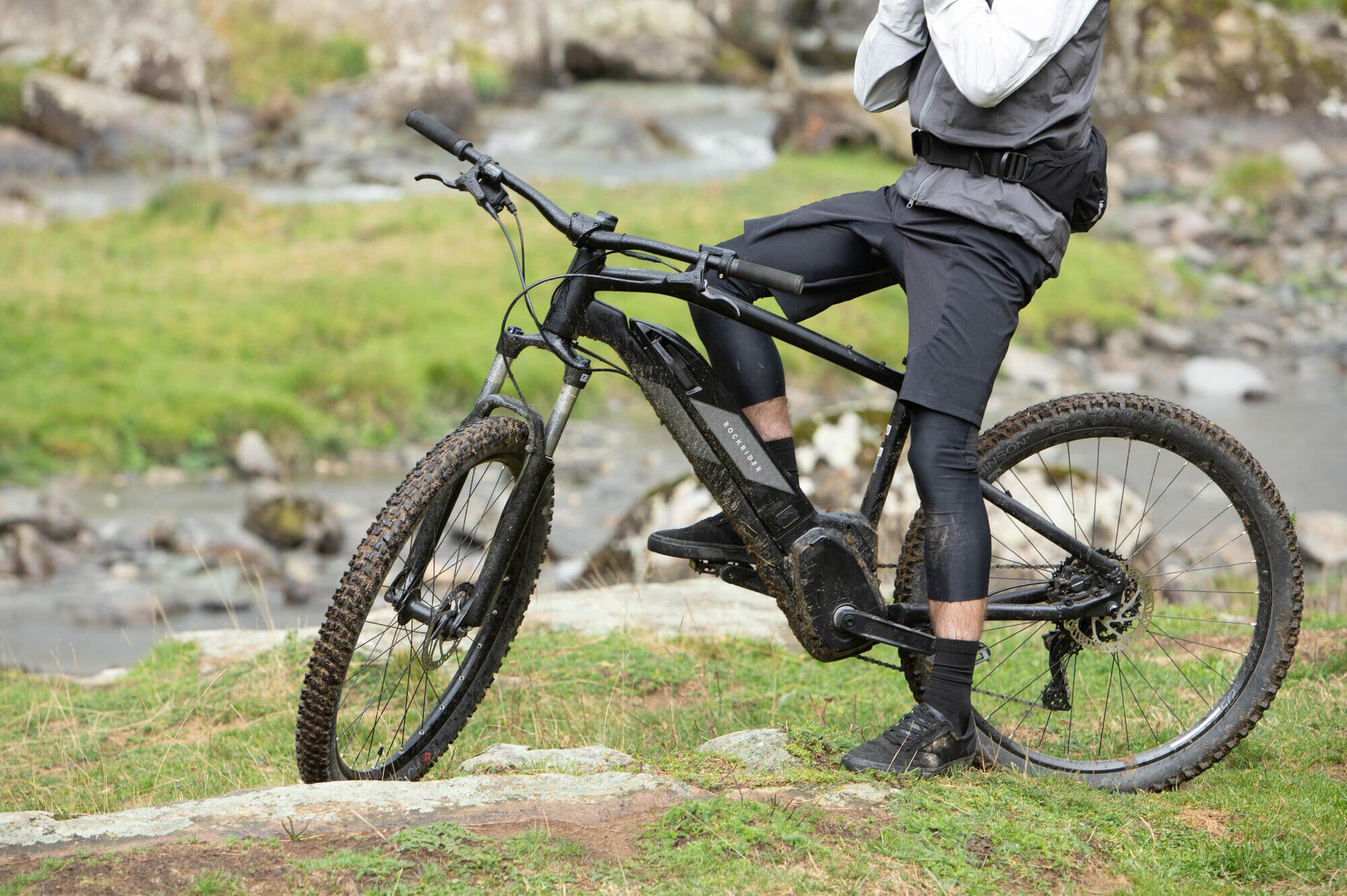 Dobry interes – Decathlon obniża cenę Rockrider E-ST 500, swojego elektrycznego roweru górskiego średniej klasy