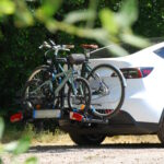 Transport de deux vélos électriques avec le Norauto e-Fit 200 sur attelage