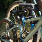 Fixation sécurisée du Norauto e-Fit 200 pour deux vélos électriques