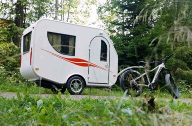Cette mini-caravane pour vélo électrique est une véritable maison sur roues