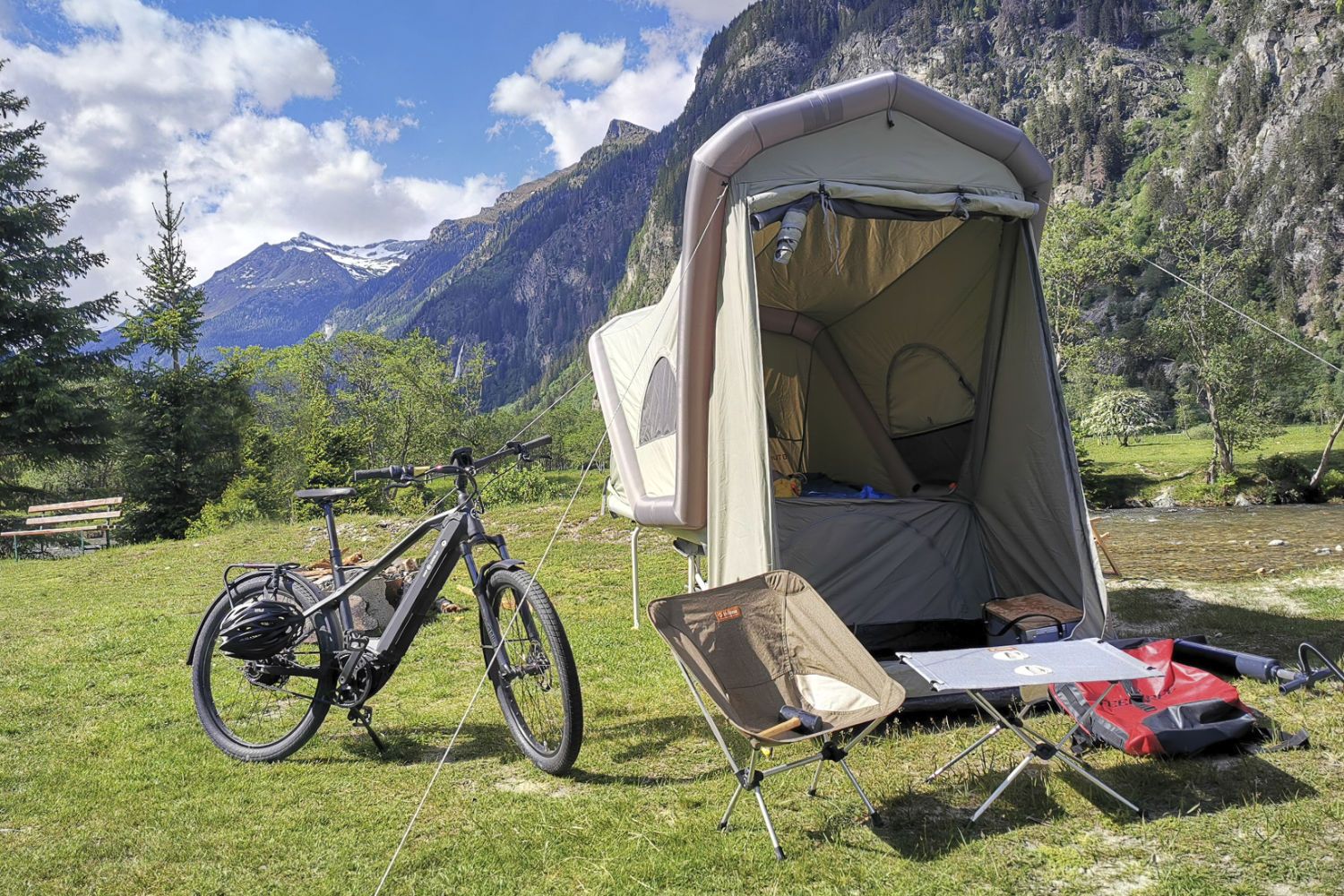 Avec sa tente façon Quechua, cette caravane pour vélo électrique accueille deux adultes