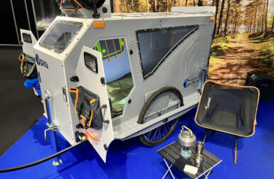 Fabriquée en France, cette caravane pour vélo intègre douche et vidéoprojecteur