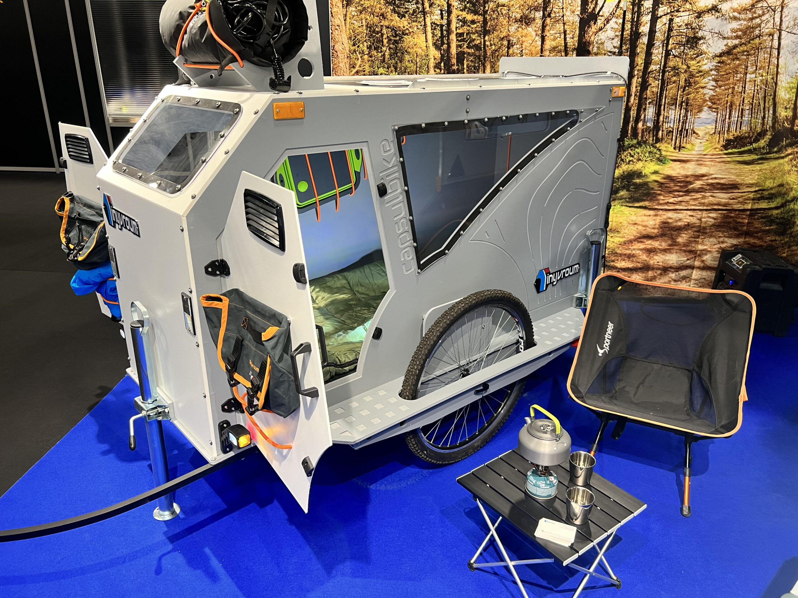 Fabriquée en France, cette caravane pour vélo intègre douche et vidéoprojecteur