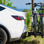 Porte-vélos Thule Epos transportant deux vélos électriques sur un attelage