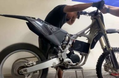 Il convertit à l’électrique sa vieille moto Yamaha