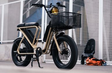 Avec ses faux airs de moto, ce vélo électrique français est compact, modulable et peut transporter 3 enfants
