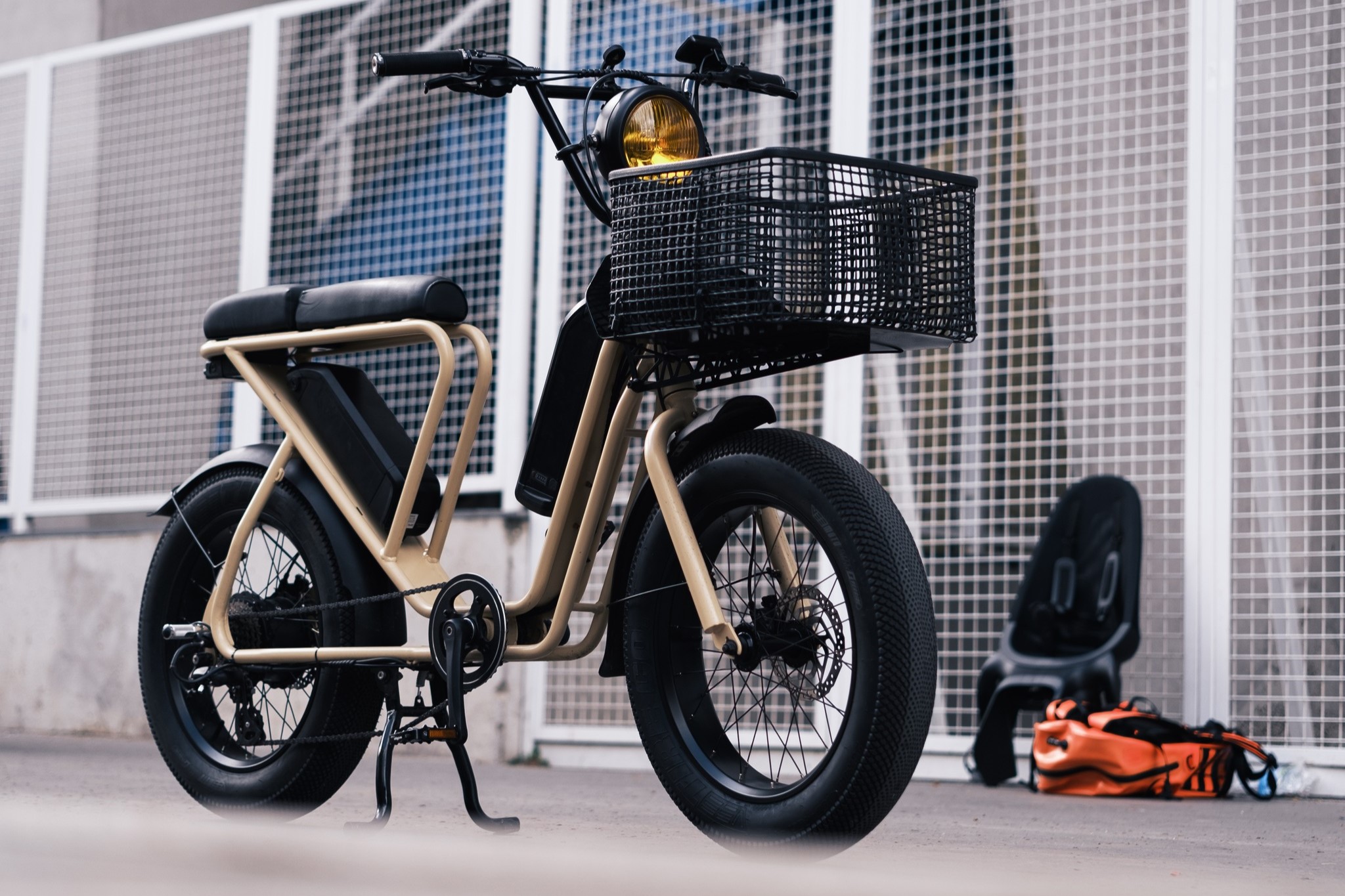 Avec ses faux airs de moto, ce vélo électrique français est compact, modulable et peut transporter 3 enfants