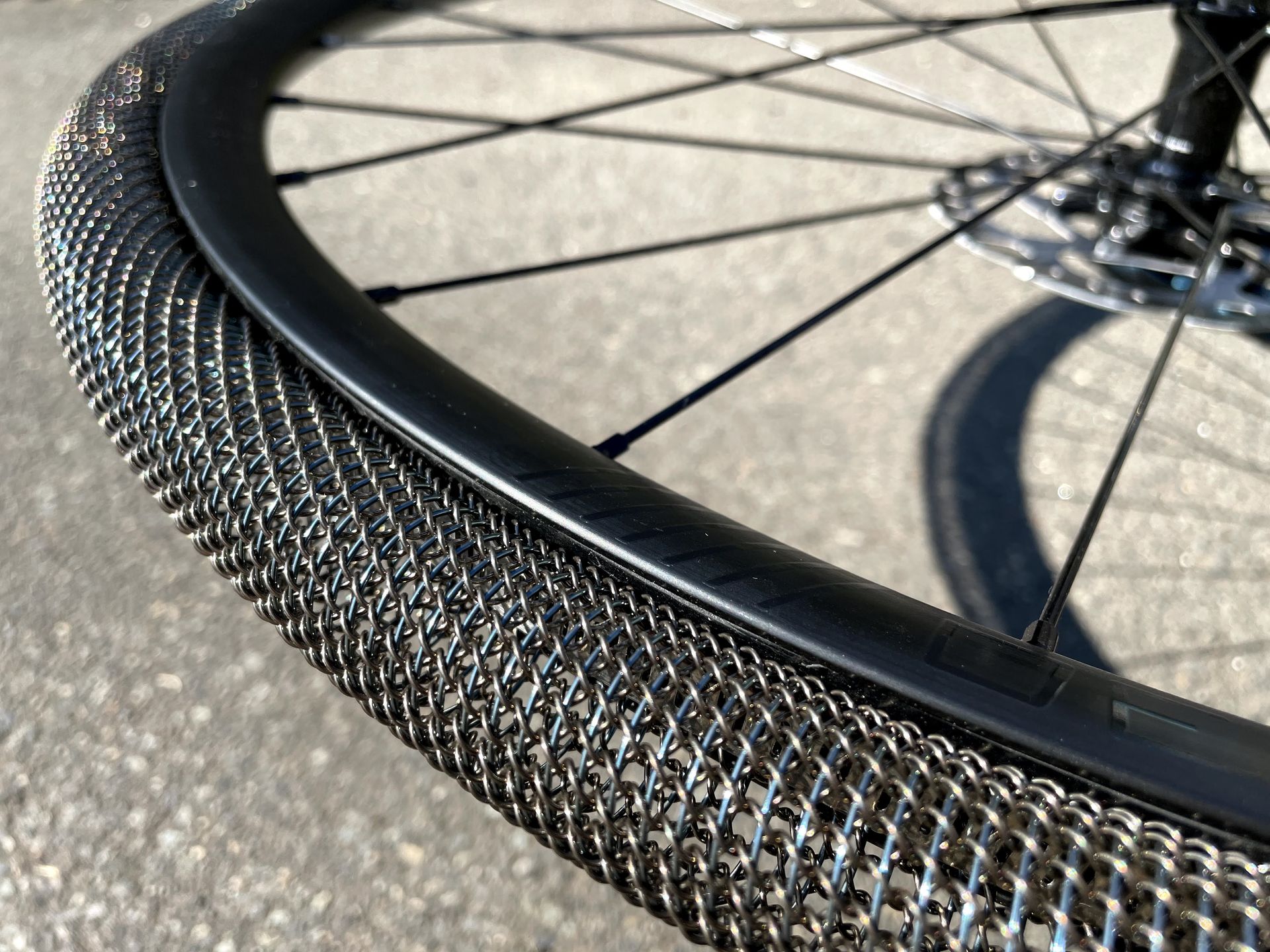 Ces pneus increvables pour vélo et trottinette électriques sont enfin en vente