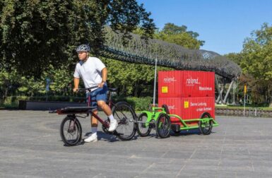 Este remolque eléctrico de bicicleta puede transportar cargas de 220 kg