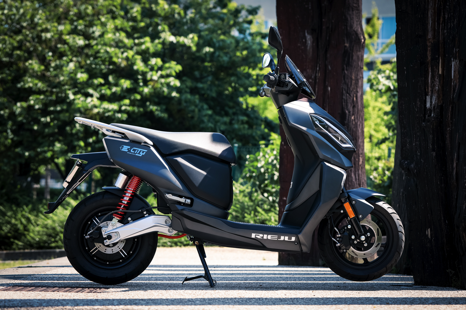 Essai Rieju E-City 3 kW : le scooter électrique « 125 » qu’on aurait aimé aimer