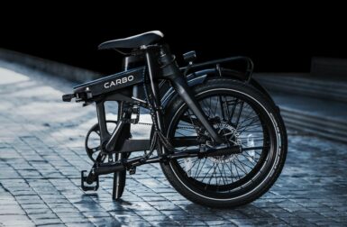 Ce vélo électrique pliant est ultra-léger grâce à la fibre de carbone