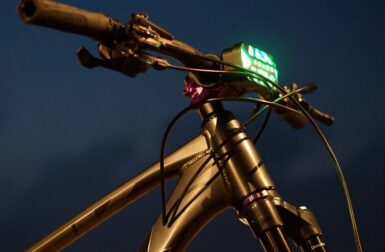 Très puissante, cette torche connectée sécurise les vélos électriques avec son GPS et son alarme intégrés