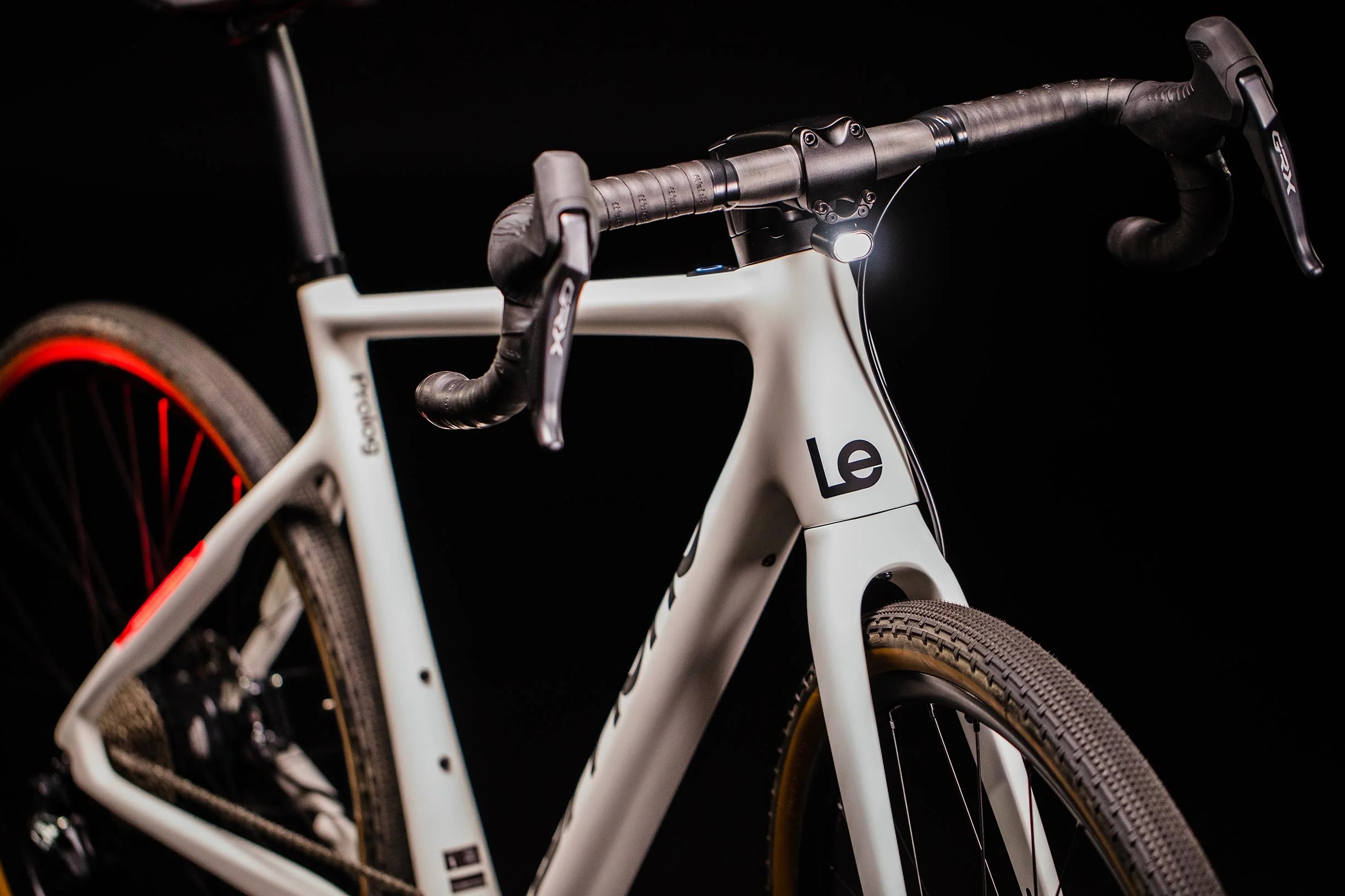 Ce vélo gravel électrique de 12,7 kg a été conçu par un triple vainqueur du Tour de France