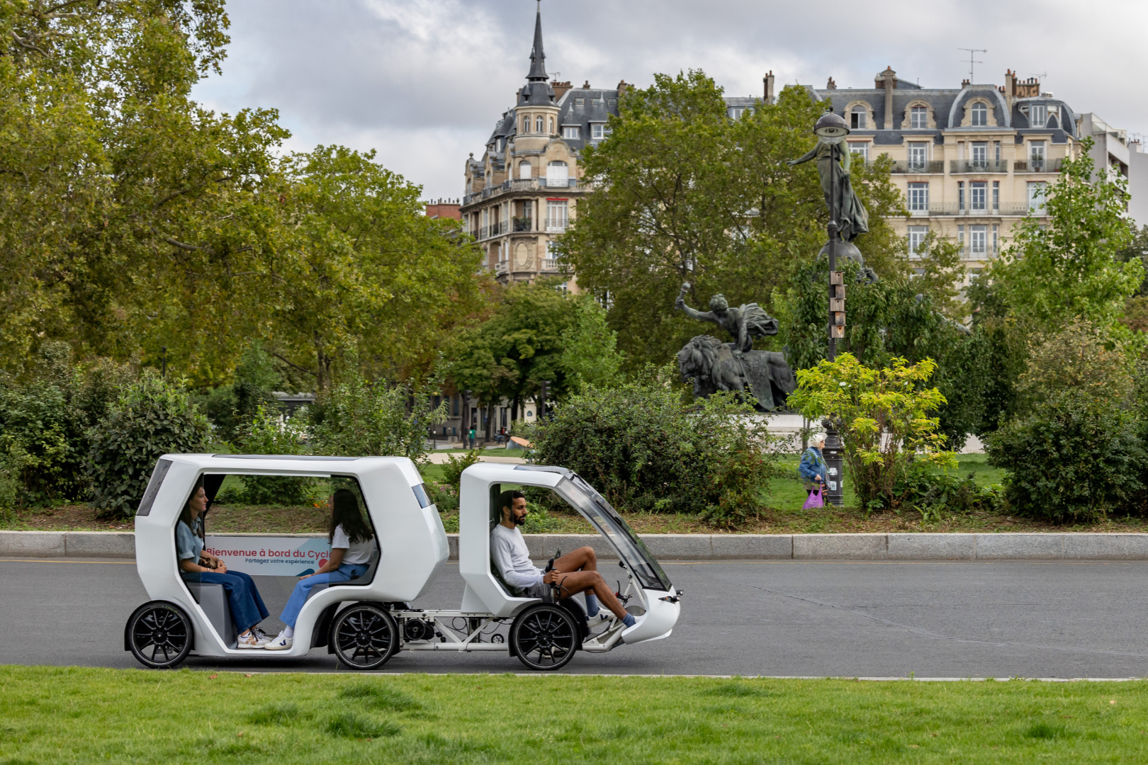 Cyclocab : un vélo-taxi à cabine bien original circule à Paris