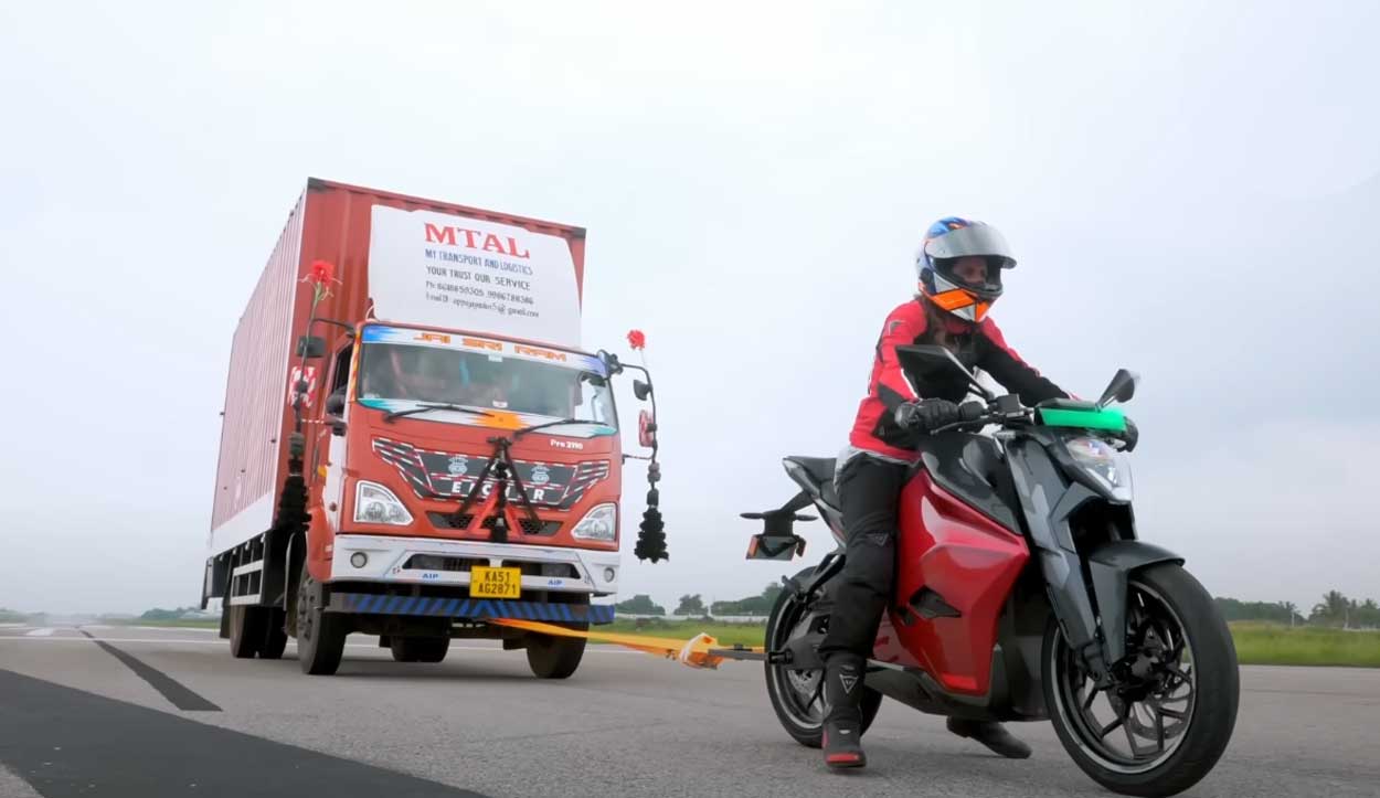 Quand une moto électrique tracte deux camions de 7 tonnes, voilà ce que ça donne !
