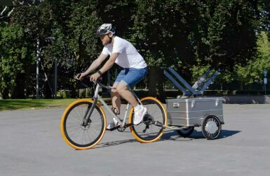 Cette remorque à moteur transforme votre vélo en vélo cargo électrique