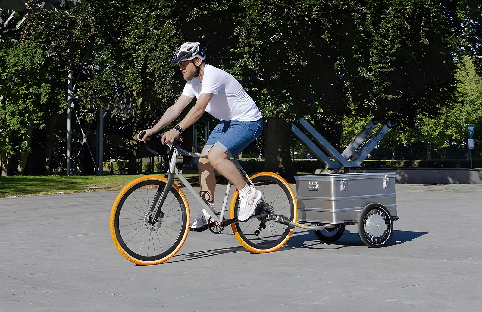 Cette remorque à moteur transforme votre vélo en vélo cargo électrique