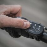 Télécommande du Cosmo Ride fixée au guidon permettant d’activer les clignotants