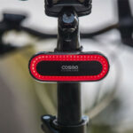 Feu arrière Cosmo Ride installé sur une tige de selle avec éclairage LED rouge