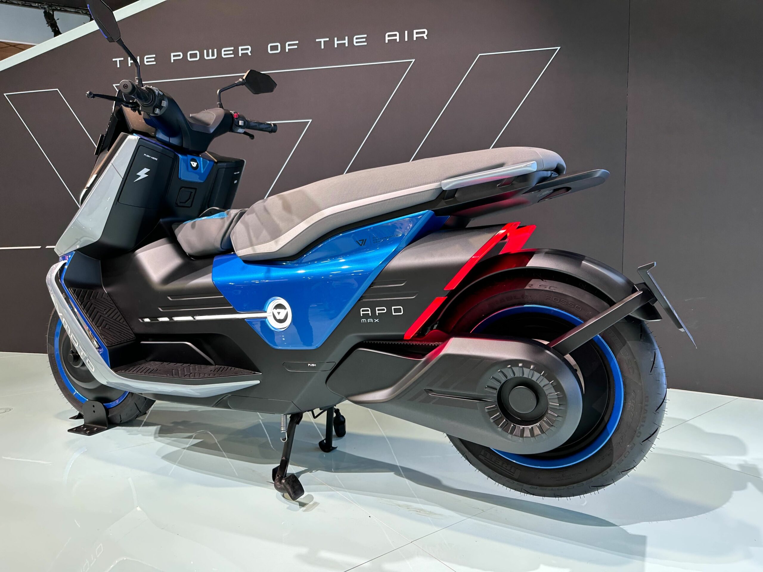 EICMA 2023 — Vmoto peaufine son APD, un maxi-scooter premium concurrent du BMW CE 04