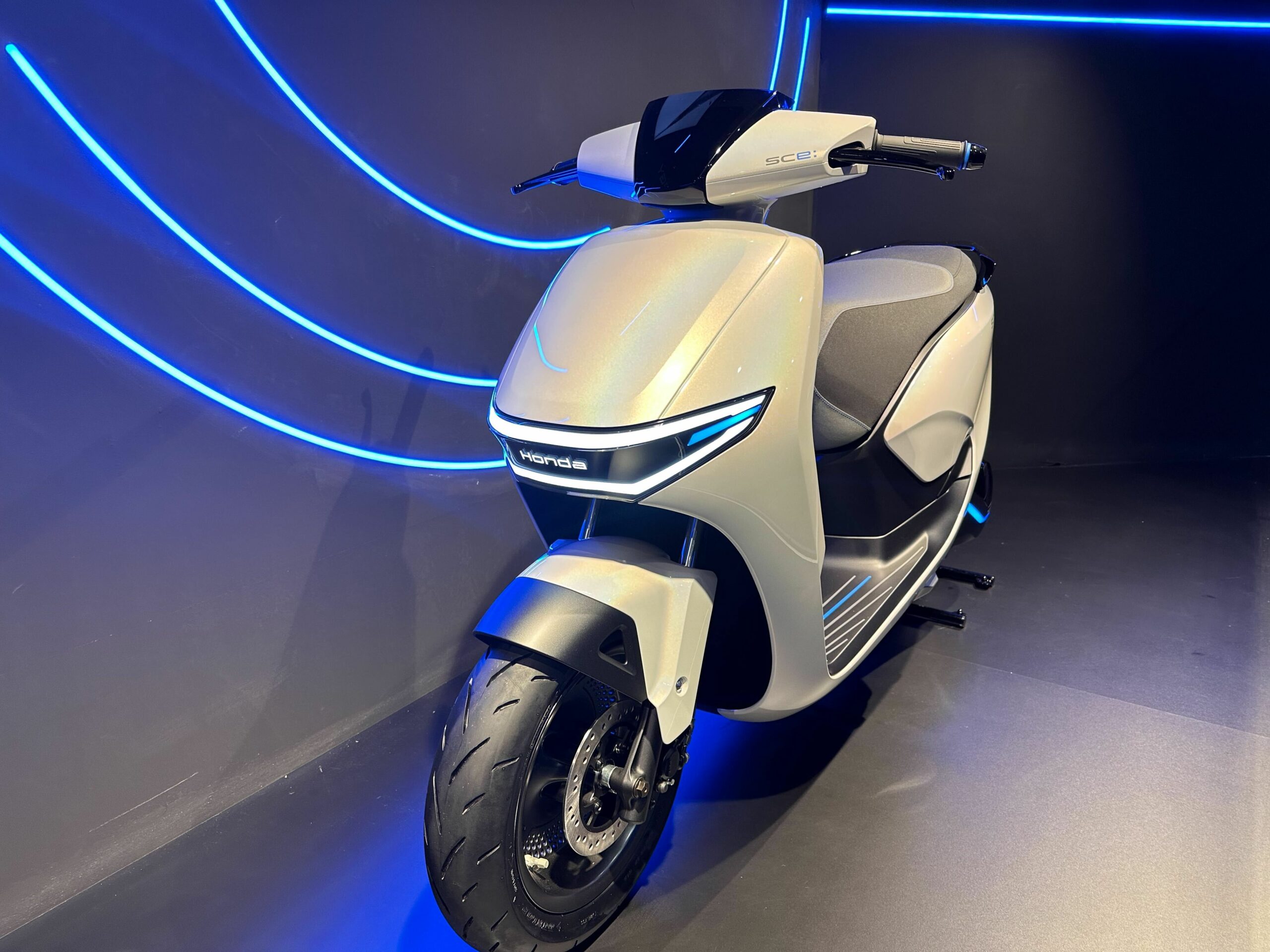 EICMA 2023 — Honda SC e: Concept : on a pu approcher de près ce scooter 125 électrique à batteries interchangeables