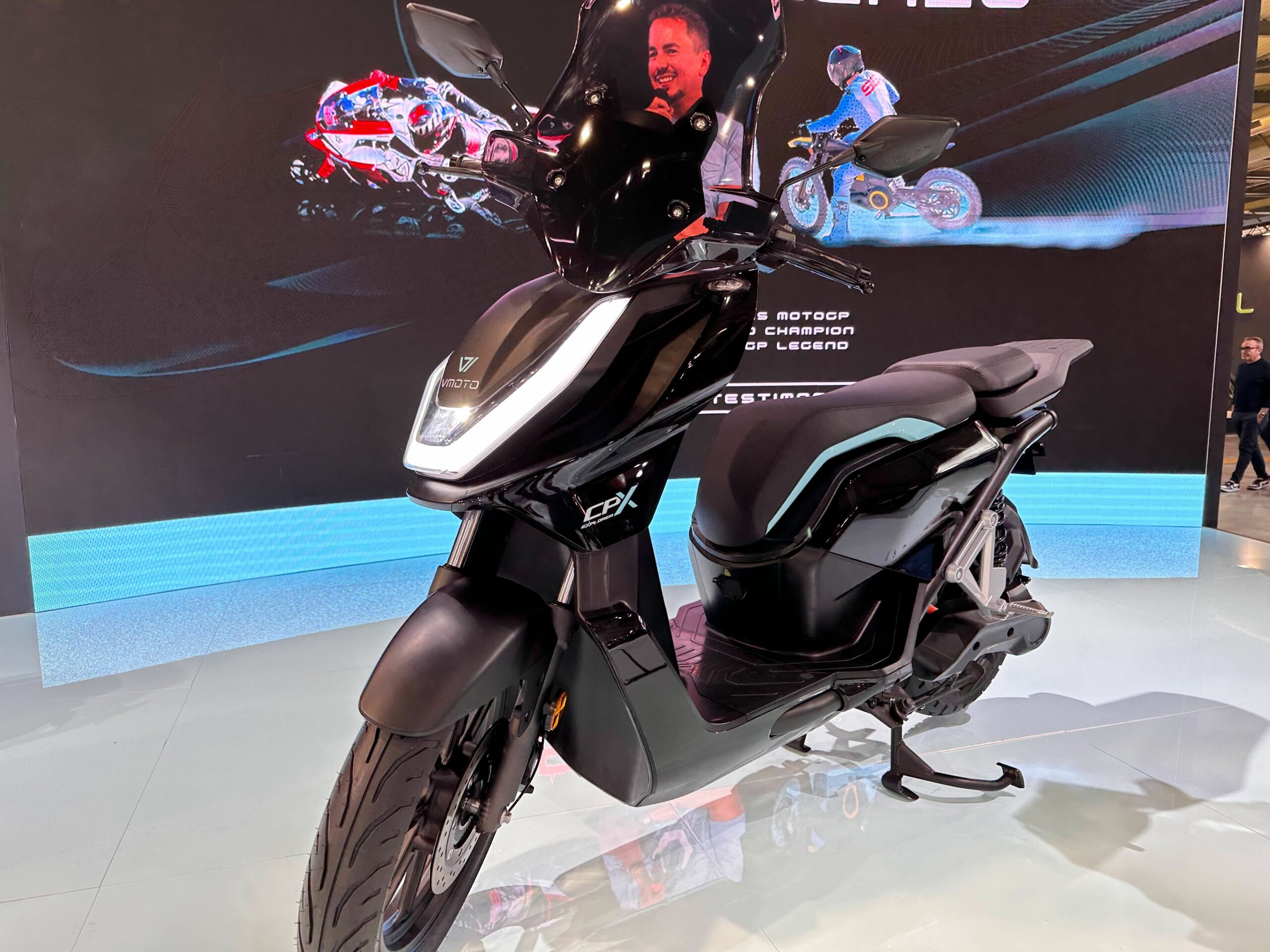 EICMA 2023 — Vmoto CPx Explorer : nouvelle robe et moteur plus puissant pour ce scooter 125 électrique