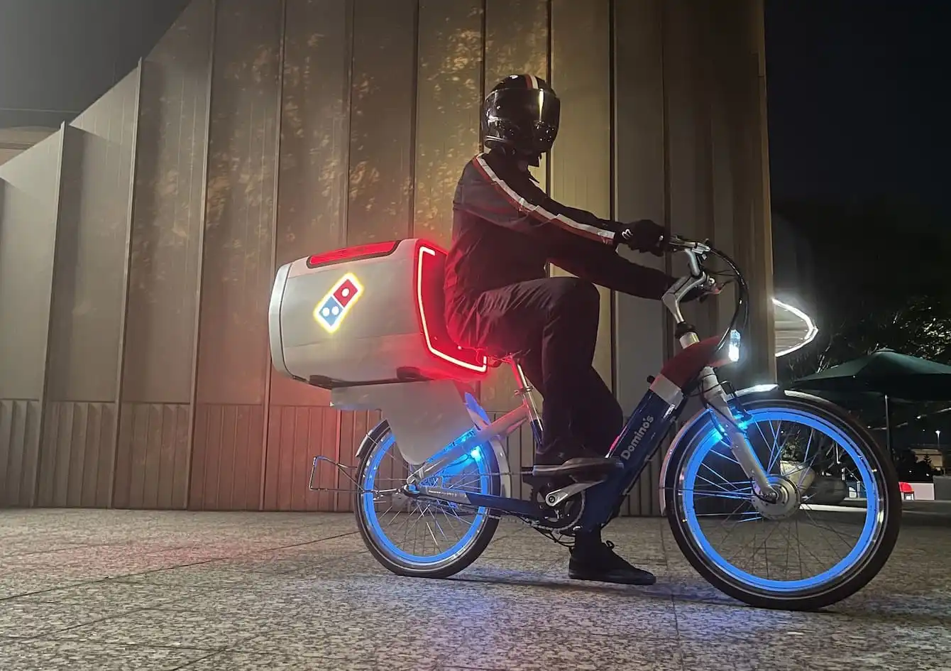Four à pizza intégré et leds flashys : Domino’s passe au vélo électrique