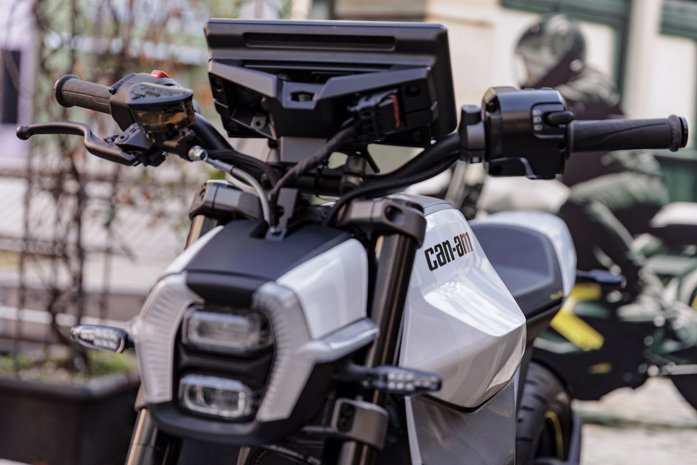Can-Am officialise ses premières motos électriques