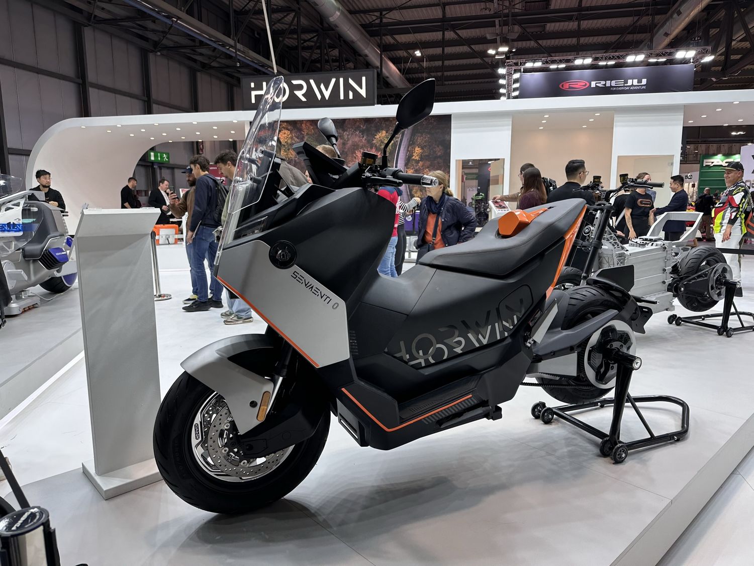 EICMA 2023 – Horwin Senmenti 0 : le maxi-scooter électrique monte en puissance !