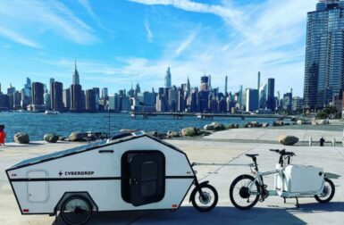 Inspirée du Tesla Cybertruck, cette caravane solaire est idéale pour le camping à vélo