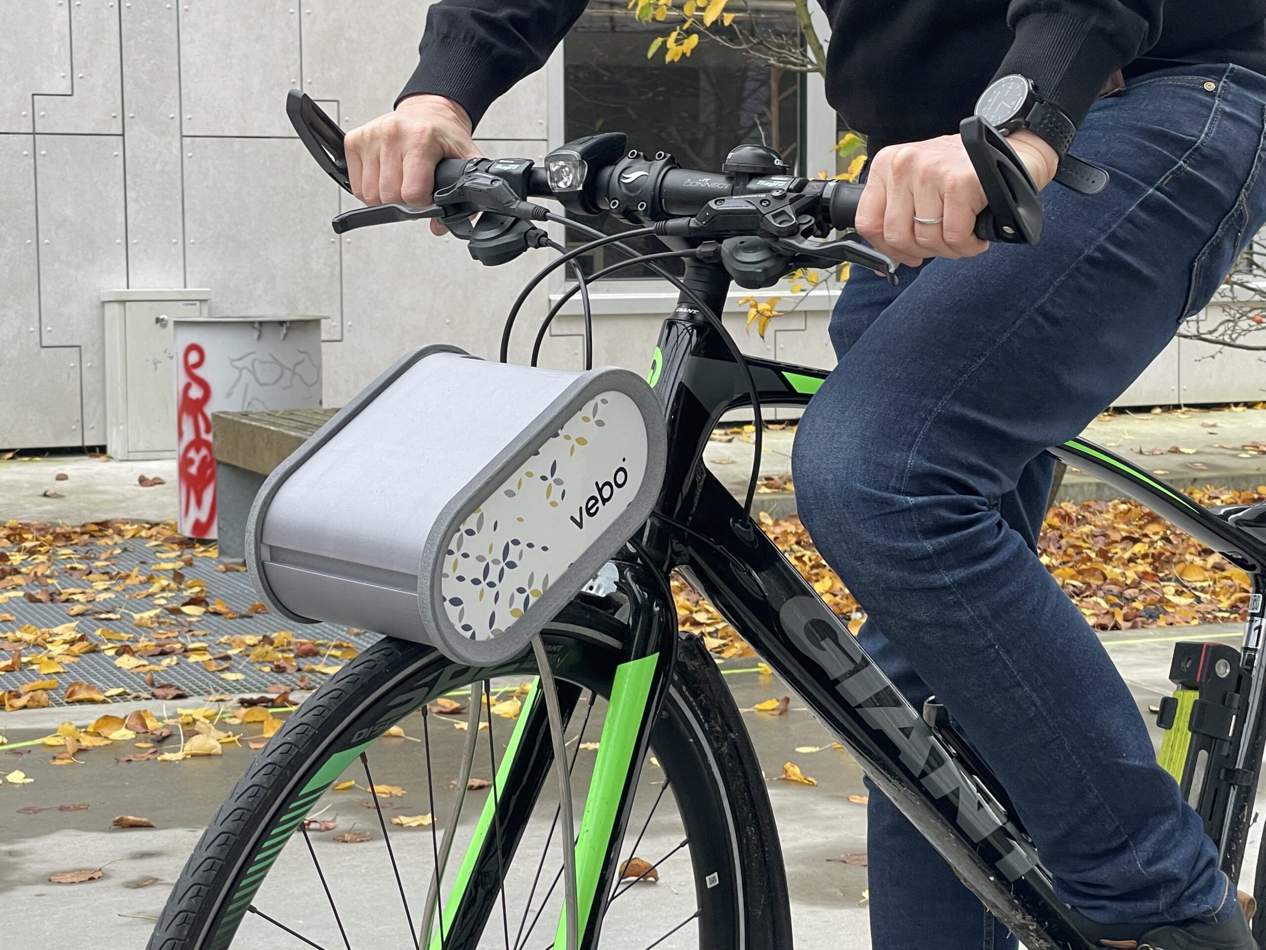 Cette remorque à moteur transforme votre vélo en vélo cargo électrique -  Cleanrider