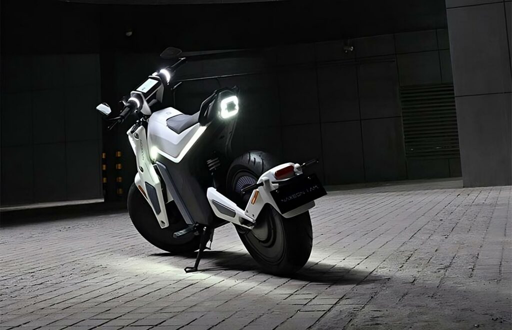 A batterie solide, cette moto électrique 125 chinoise pourrait faire un carton