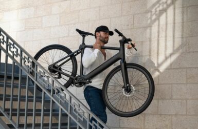 Ultra léger et pas très cher, le vélo électrique urbain Tezeus C8 offre cadre carbone et intégration de Google Maps