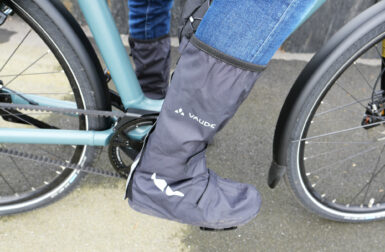 Flash Test : guêtres longues de Vaude, la valeur sûre pour protéger ses chaussures de la pluie à vélo