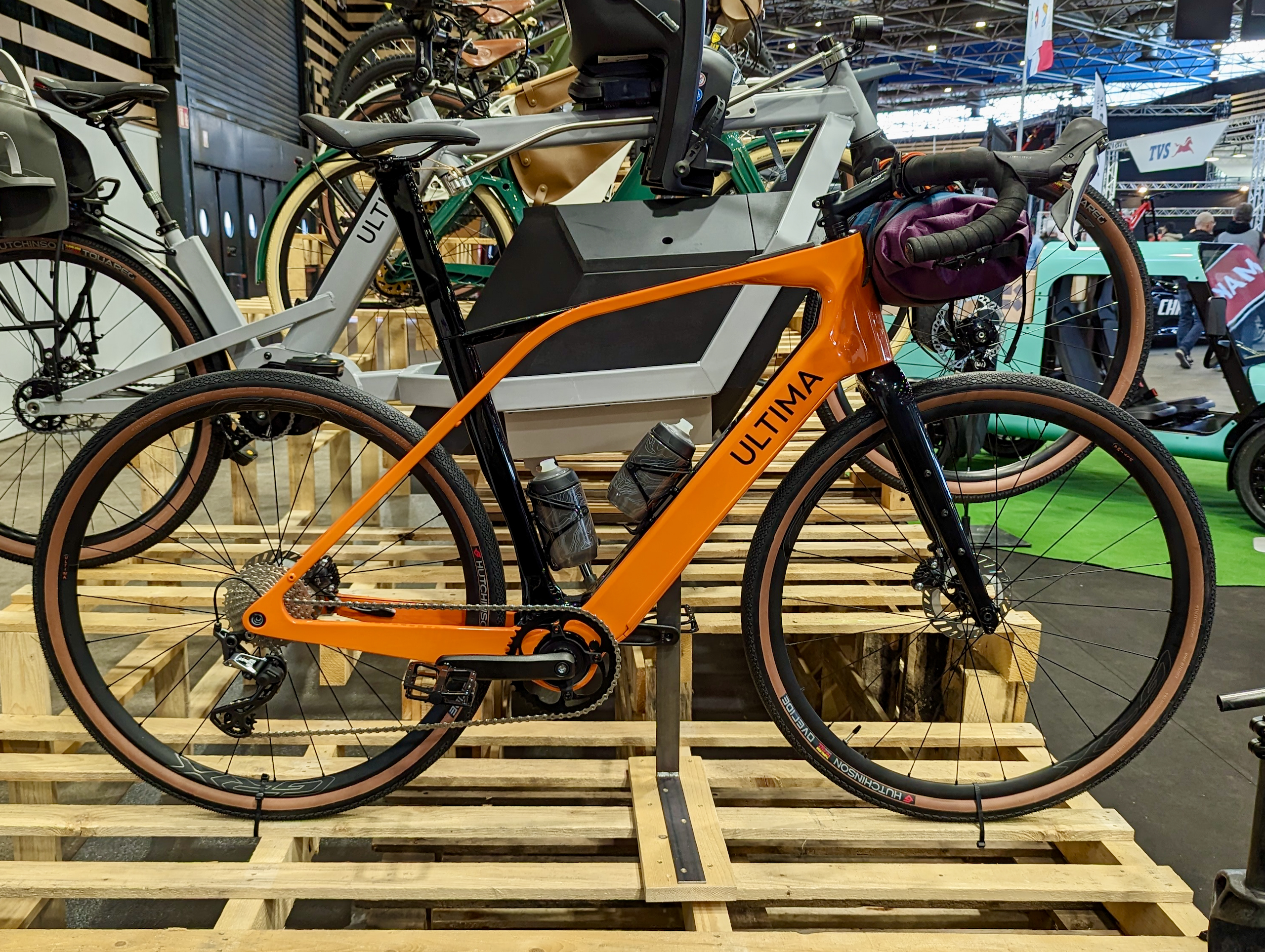 Ultima e-Gravel : cadre carbone, fourche suspendue monobras et moteur puissant pour ce vélo électrique français